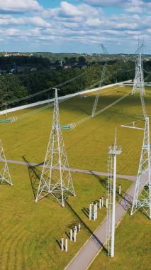 Büyük elektrik dağıtım endüstrisi. Yüksek voltajlı inşaat hatları hava görüntüsü. Dikey video