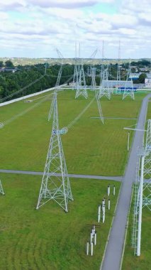 Elektrik transformatörleri kablolar ve şebekeler. Uzun menzilli yüksek voltajlı enerji iletimi. Dikey video