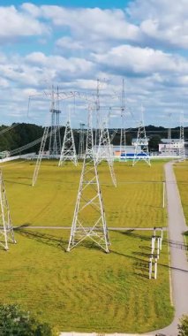 Uzun menzilli yüksek voltajlı enerji iletimi. Elektrik transformatörleri kablolar ve şebekeler. Dikey video