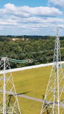 Elektrik yüksek voltaj inşaatının havadan görüntüsü. Elektrik güç dağıtım sistemi. Dikey video