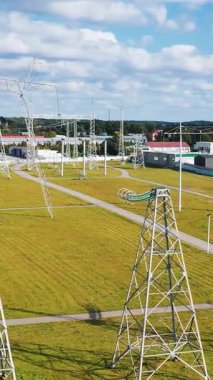 Elektrik güç dağıtım sistemi. Elektrik yüksek voltaj inşaatının havadan görüntüsü. Dikey video