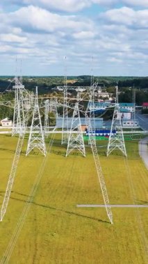 Yüksek voltaj kulesi elektrik istasyonu. Elektrik kablolarının havadan görüntüsü. Dikey video
