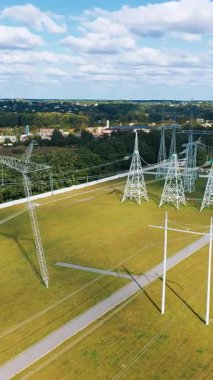 Elektrik kablolarının havadan görüntüsü. Yüksek voltaj kulesi elektrik istasyonu. Dikey video
