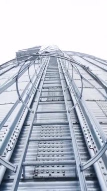 Çiftçilik için çelik renkli tarım deposu. Büyük bir asansör inşaatı. Dikey video