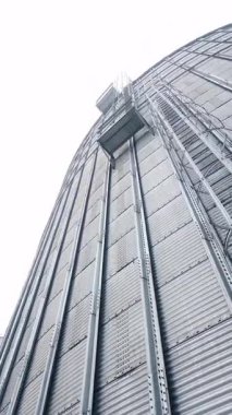 Büyük bir asansör inşaatı. Çiftçilik için çelik renkli tarım deposu. Dikey video