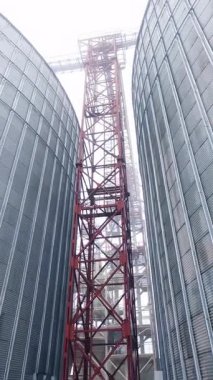Büyük çelik asansör inşaat deposu. Endüstriyel tarım ekipmanları. Dikey video
