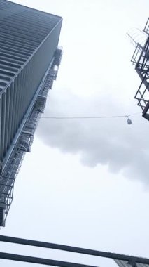 Büyük modern asansör üretimi. Büyük fabrika dış inşaat. Dikey video