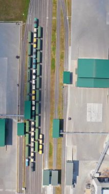 Modern tarım mimarisi manzarası. Büyük çelik tahıl asansör deposu. Dikey video