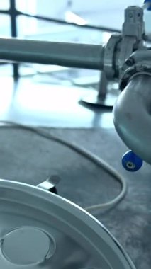 Modern peynir yapma teknolojileri. Paslanmaz peynir fabrikası depoları. Dikey video