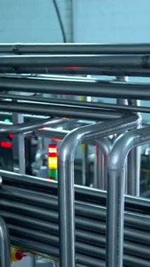 Çelik peynir fabrikası ekipmanları. Paslanmaz endüstriyel tereyağı üretimi. Dikey video