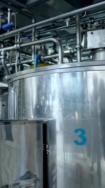 Paslanmaz peynir fabrikası depoları. Modern peynir yapma teknolojileri. Dikey video