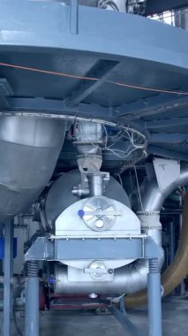 Modern gıda boru hattı teknolojisi. Süt fabrikasının büyük çelik yapısı. Dikey video