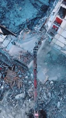 Kazıcıyla yıkıcı yıkım binası. Yıkılmış evin inşaatı. Dikey video