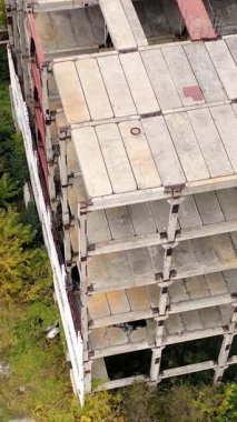 Yıkık şehir inşaat endüstrisi. Eski yıkılmış endüstriyel bina. Dikey video