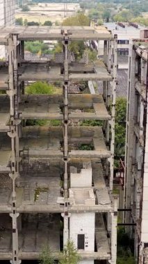 Endüstri şehir binalarını yok etti. Yıkıcı, terk edilmiş mimarinin havadan görünüşü. Dikey video