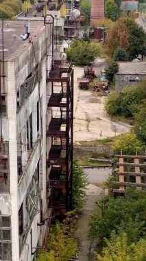 Yıkıcı, terk edilmiş mimarinin havadan görünüşü. Endüstri şehir binalarını yok etti. Dikey video