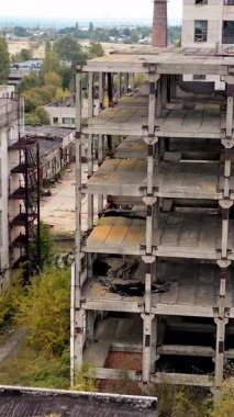 Eski yıkılmış endüstriyel bina. Yıkık şehir inşaat endüstrisi. Dikey video