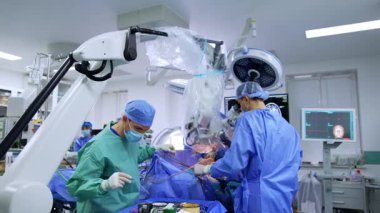 Gelişmiş tıbbi ekipmanlı modern cerrahi odası. Profesyonel cerrahlar tarafından bir beyin cerrahisi gerçekleştirilir..