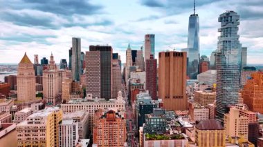 Modern New York, ABD 'nin Panorama' sı. Metropolis 'in çeşitli manzaraları üzerinde İHA uçuşu bulutlu gökyüzü altında.