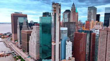 Doğu Nehri 'nin rıhtımında inşaat halindeki gökdelen boyunca yükseliyor. New York 'un doğu nehrinin kıyısındaki yüksek binaların mimarisi üzerine hava perspektifi.