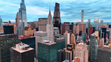 New York, ABD 'nin çeşitli güzel gökdelenleri. Bulutlu gökyüzünün arkaplanındaki muhteşem yapılar.