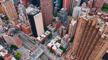 New York 'un kalabalık mahalleleri arasında yoğun caddeler de var. İnsansız hava aracı şehir merkezinde gündüz vakti uçuyor..