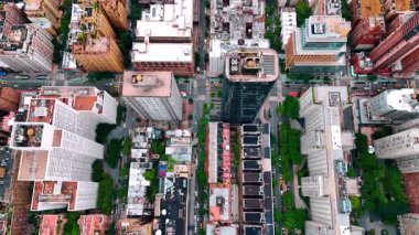 New York, ABD 'deki çeşitli binaların çatıları üzerinden uçuyor. İHA görüntülerinden metropolün şehir manzarası.