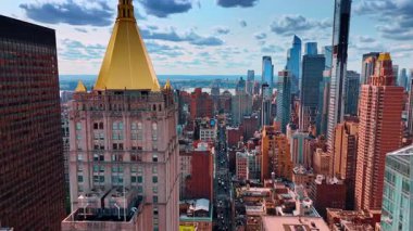 Hayat Sigortası Binası 'nın tepesine altın kubbe ile yaklaşıyoruz. ABD, New York 'un geniş manzarasını kabarık bulutların altında gözler önüne seriyor..