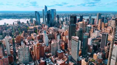 Manhattan, New York, ABD 'deki muhteşem cam gökdelenler. Doğu Nehri 'nin rıhtımındaki muhteşem şehir merkezinin hava manzarası..