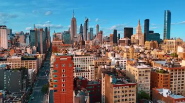 New York binalarının çatısında çok sayıda su tankı var. Şehir merkezindeki manzaranın üstündeki ünlü gökdelenler kulesi. Hava görünümü.