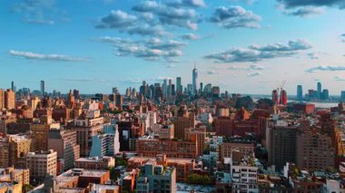 New York 'un güneşli manzarası üst perspektiften. Manhattan gökdeleni arka planda. Bulutlu gökyüzünün altındaki inanılmaz metropol.