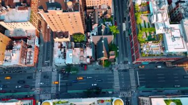 Çok şeritli yoldan geçen araba akışı. Şehir manzarası üzerinde yükselmek gökdelenlerin tepesindeki manzarayı gözler önüne seriyor. New York, ABD.