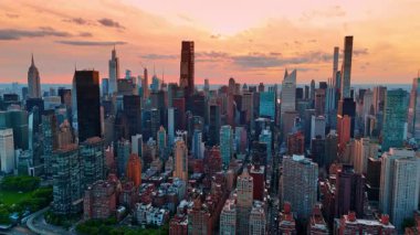 New York, ABD 'de Manhattan' ın göz kamaştırıcı manzarası. Gün batımında şehir manzarası üzerinde inanılmaz pembe bir gökyüzü. Hava görünümü.