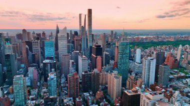 Meşhur gökdelenleri olan modern Manhattan 'ın güzel şehir manzarası. İnsansız hava aracı günbatımında New York 'un yoğun şehir manzarası üzerinde görüntüler..