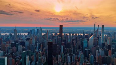 Canlı Manhattan, New York, ABD 'nin gün batımında inanılmaz manzarası. Pembe gökyüzünün altındaki devasa metropolün engin manzarası.