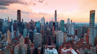 İnsansız hava aracı görüntülerinden New York, ABD 'nin muhteşem gökdeleni. Gün batımında Manhattan 'ın göz kamaştırıcı manzarası.