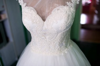 Dantelli beyaz gelinlik. Göz kamaştırıcı beyaz bir gelinlik karmaşık dantel tasarımlar ve özel bir gelin günü için mükemmel bir korse sergiler..