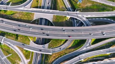 Avrupa 'da karmaşık otoyol kavşağı. Çoklu şeritler ve kavisli yol tasarımlarıyla dolu yoğun bir Avrupa otoyol kavşağının havadan görüntüsü.