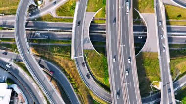 Yukarıdan bakıldığında yol kavşağı. Arabalar halkalar, otoyollar ve otoyollar tarafından işletiliyor. Güneşli gün görüntüleri.