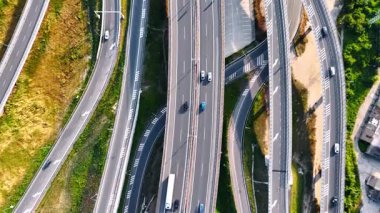 Farklı seviyelerdeki yollar. Üst Manzara. Slovakya kırsalında otoyollar ve otoyollar.