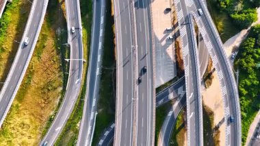 Arabalar farklı seviyelerde birbirine yakın inşa edilmiş yollarla çalışır. Slovakya 'nın kırsal kesiminde birleşim. Üst görünüm.