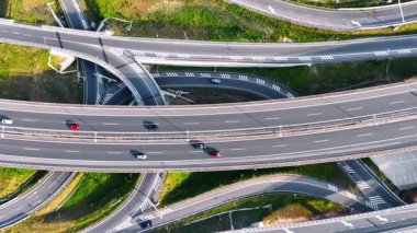 Karmaşık yol kavşağındaki otoyollara yaklaşıyoruz. Slovakya kırsalında döngü ve otoyollar. Üst görünüm.