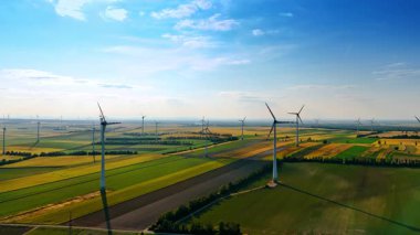 Geniş alanlarda birden fazla rüzgar türbini var. Kırsal alanda rüzgar tarlaları var..