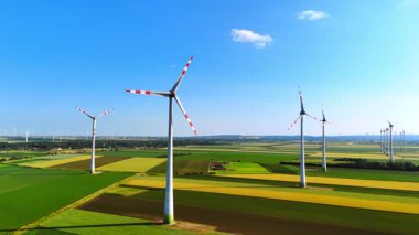 Rüzgâr tarlaları olan geniş tarım çiftlikleri. Arka planında küçük bulutlar olan güzel mavi gökyüzü. Hava görünümü.