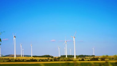 Rüzgâr tarlaları olan görkemli bir kırsal. Alanlarda yeşil enerji üretimi.