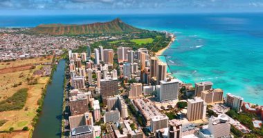 Pasifik Okyanusu kıyısındaki güzel bir Waikiki tatil köyünün güneşli manzarası. Ala Wai Kanalı ve Elmas Kafa Krateri 'ne hava perspektifi.