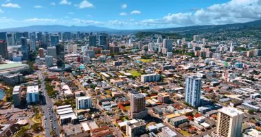Güneşli Honolulu 'nun engin şehir manzarası. Modern şehrin üzerinde insansız hava aracı uçuşu. Oahu, Hawaii, ABD.