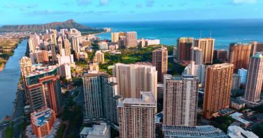 Waikiki, Honolulu, Hawaii, ABD 'nin modern yüksek binalı mimarisi. Pasifik Okyanusu 'nun elmas başlıklı krateri ve masmavi su manzarası. Hava görünümü.