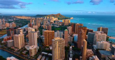 Waikiki tatil köyü yüksek binalar tarafından inşa edildi. Ünlü Elmas Kafa Krateri, arka planda batan güneş tarafından aydınlatılır. Hava görünümü.