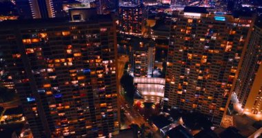 Waikiki, Hawaii, ABD 'deki yüksek binaların camlarındaki ışıkları açtı. Gece vakti modern tatil köyünün ışıltılı manzarası.